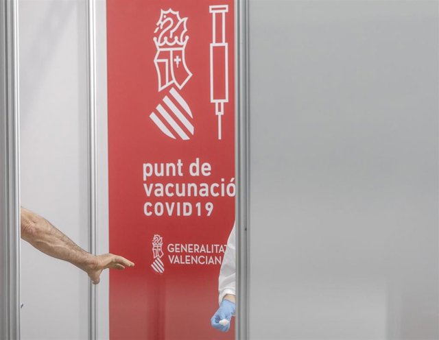 Archivo - Cartel que indica el punto de vacunación en el primer día de la vacunación masiva