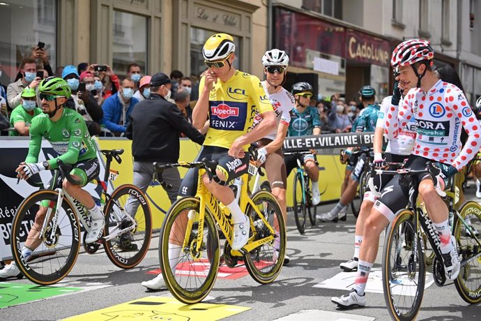 Inicio de la cuarta etapa del Tour de Francia 2021, disputada entre Redon y Fougres sobre 150,4 kilómetros