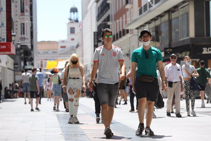 Varias personas caminan sin mascarilla en el centro de la capital, a 28 de junio de 2021, en Madrid, (España).