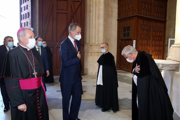 El Rey Felipoe VI accede a la catedral de Burgos para inaugurar la exposición Lux.