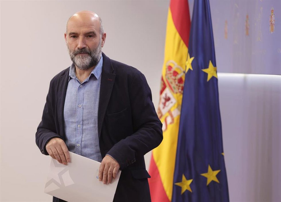 El diputado del BNG, Néstor Rego, en una rueda de prensa en el Congreso