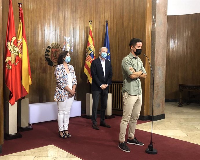 El alcalde de Zaragoza y la vicealcaldesa, junto a  Ander Herrera, pregonero de las Fiestas del Pilar 2021