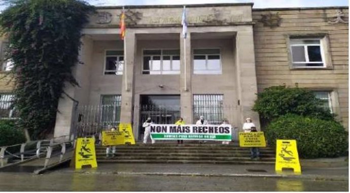Protesta de Ecologistas en Acción ante la sede de la Autoridad Portuaria de Vigo, en contra de los rellenos en la ría.