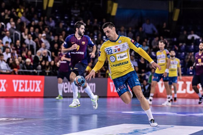 Archivo - Angel Fernandez Perez, #32  of PGE Vive Kielce in actions during VELUX EHF Champions League match between Fc Barcelona Lassa and PGE Vive Kielce  on November 04, 2018 at Palau Blaugrana, in Barcelona, Spain,