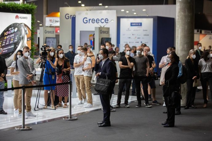 Asistentes en las instalaciones de la XIV edición del Mobile World Congress (MWC 2021) en el recinto Gran Via de Fira de Barcelona, en L'Hospitalet de Llobregat, Barcelona, Catalunya (España). 