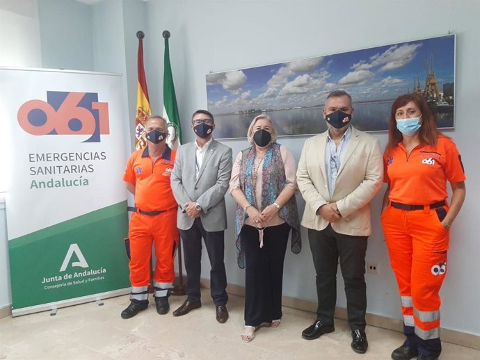 La delegada de Salud y Familias en Huelva, Manuela Caro, en su visita a las instalaciones del servicio provincial del 061.