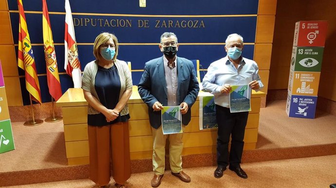 La presidenta de la Comarca Campo de  Borja, Maria Eugenia Coloma, el diputado provincial, Feliciano Tabuenca, y el presidente de la Ruta de la Garnacha, Miguel Ángel Diarte, en la presentacion de la bandera verde para Bureta.