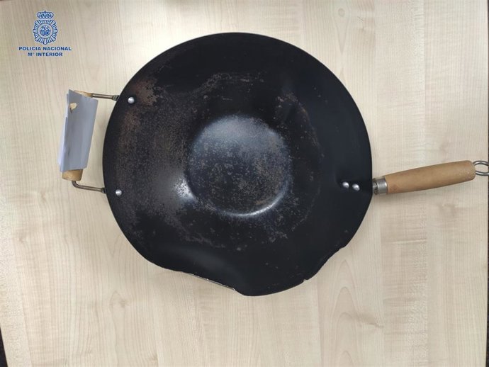 Sartén utilizada por el detenido en la reyerta entre dos grupos de jóvenes el pasado domingo en Palma.