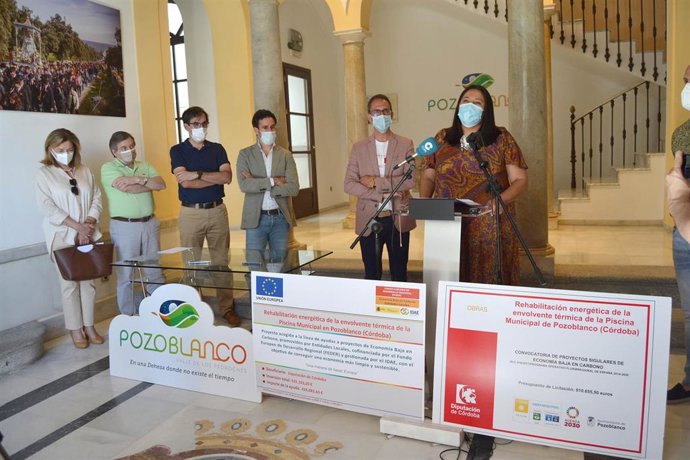 La delegada de Asistencia Económica con los Municipios de la Diputación de Córdoba, Dolores Amo (izda.), en su visita a Pozoblanco.
