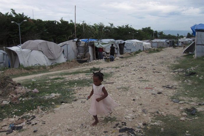Archivo - Niña Corriendo En Un Campo De Desplazados De Haití