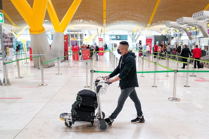 Archivo - Un hombre con su equipaje en la T4 del aeropuerto Adolfo Suárez, Madrid-Barajas, en una imagen de archivo