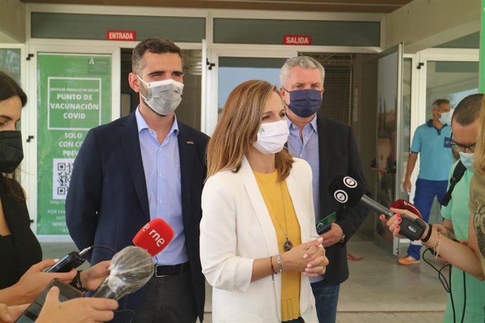 En el centro, la delegada de la Junta, Maribel Sánchez Torregrosa, en una imagen de archivo.