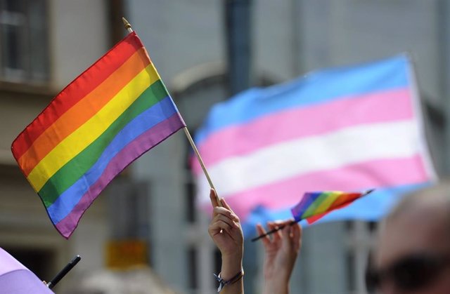 Archivo - Bandera gay contra homofobia diversidad sexual.