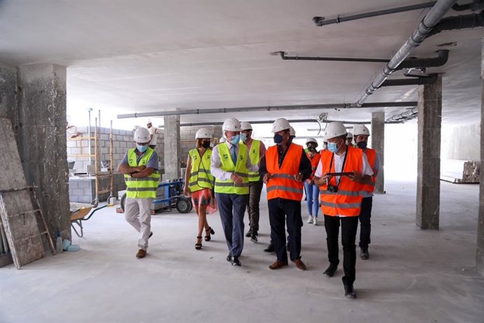 El alcalde visita las obras de la promoción de 24 viviendas de la calle Lingüista Lázaro Carreter