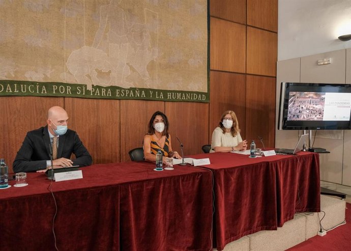 El director de la Fundación Centra, Tristán Pertínez; la presidenta del Parlamento, Marta Bosquet, y la directora del IECA, Elena Manzanera, este martes en la presentación del estudio 'Andalucía y la cartografía histórica de las pandemias".