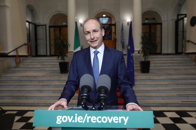 Archivo - HANDOUT - 28 May 2021, Ireland, Dublin: A handout picture shows Irish Prime Minister Micheal Martin addressing the nation at Government Buildings, to confirm the widespread reopening of the country over the summer. Photo: Julien Behal/PA Media