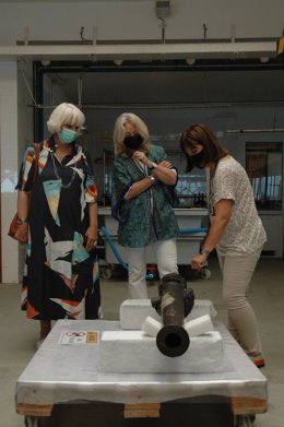 La delegada territorial de Cultura de Cádiz, Mercedes Colombo, junto a la presidenta de la Autoridad Portuaria de la Bahía de Cádiz, Teófila Martínez, durante la visita al Centro de Arqueología Subacuática.