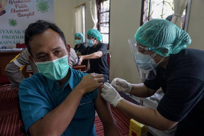 Archivo - Imagen de archivo de un hombre siendo vacunado en Indonesia. 