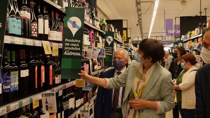 La portavoz nacional del BNG, Ana Pontón, durante su visita a un supermercado de Vegalsa-Eroski en Teo (A Coruña)