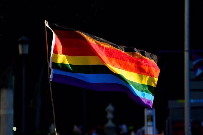 La bandera LGTBI durante una manifestación centrada en el colectivo trans, a 28 de junio de 2021, en Madrid, (España). Convocada por Orgullo Crítico, la marcha tiene como objetivo mostrar su apoyo al colectivo trans coincidiendo con el Día Internacional