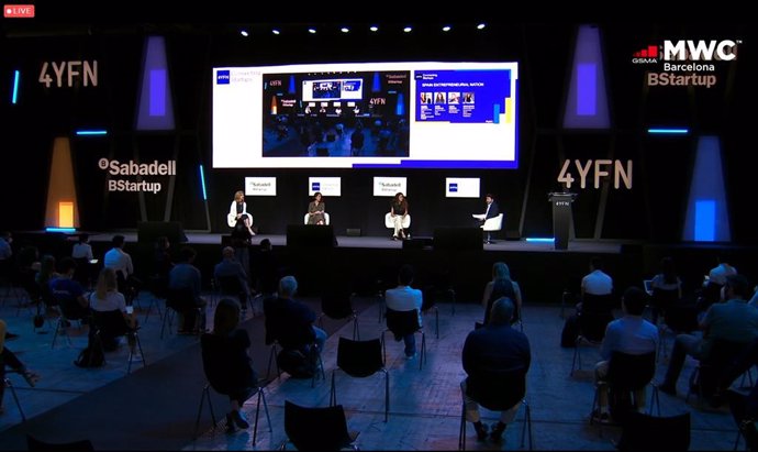 De izquierda a derecha: la consejera delegada de Red Points, Laura Urquizu;  la directora global de Innovación Abierta de Telefónica, Irene Gómez; y  la fundadora de Tucuvi, María González, en un encuentro en el 4YFN celebrado en Barcelona.