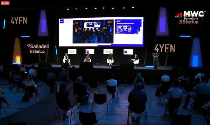 (E-D) La consellera delegada de Red Points, Laura Urquizu;  la directora global d'Innovació Oberta de Telefónica, Irene Gómez; i  la fundadora de Tucuvi, María González, en una trobada en el 4YFN a Barcelona