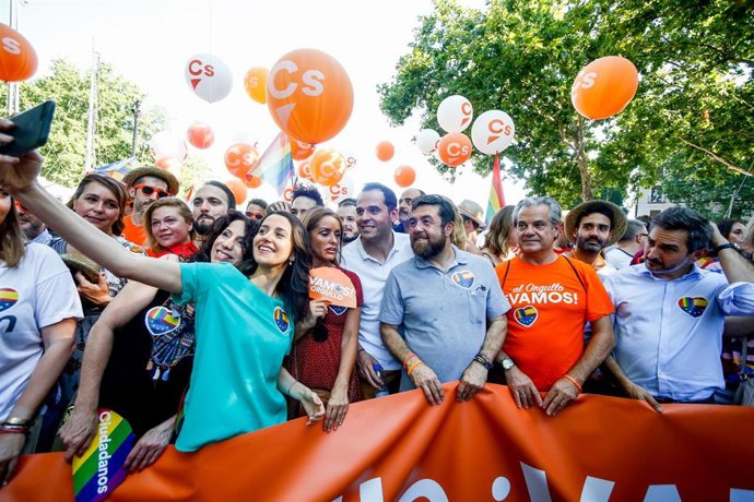 Archivo - La presidenta de Ciudadanos, Inés Arrimadas, y otros cargos del partido en la manifestación del Orgullo LGTBI celebrada en Madrid en 2019.