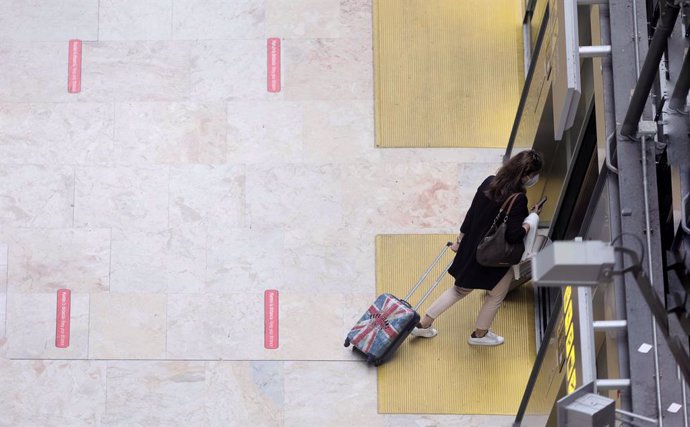 Archivo - Una pasajera en la terminal T4 del Aeropuerto Adolfo Suárez - Madrid Barajas, a 24 de mayo de 2021, en Madrid, (España). Tal y como indicó el presidente del Gobierno la pasada semana, desde este lunes está permitida la entrada de turistas proc