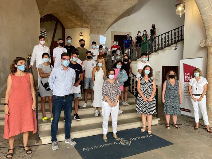 El concejal de Bienestar Social del Ayuntamiento de Palma, Antoni Noguera, y la consellera de Asuntos Sociales y Deportes del Govern, Fina Santiago, durante la entrega de los diplomas acreditativos del programa Alter 2020-2021.