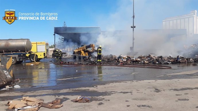 Efectivos de bomberos en las labores de extinción de la planta de reciclaje de El Puertoan