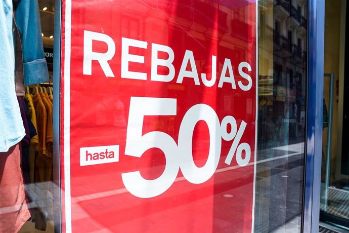 Escaparate de un establecimiento de la capital en plenas rebajas de verano, a 25 de junio de 2021.
