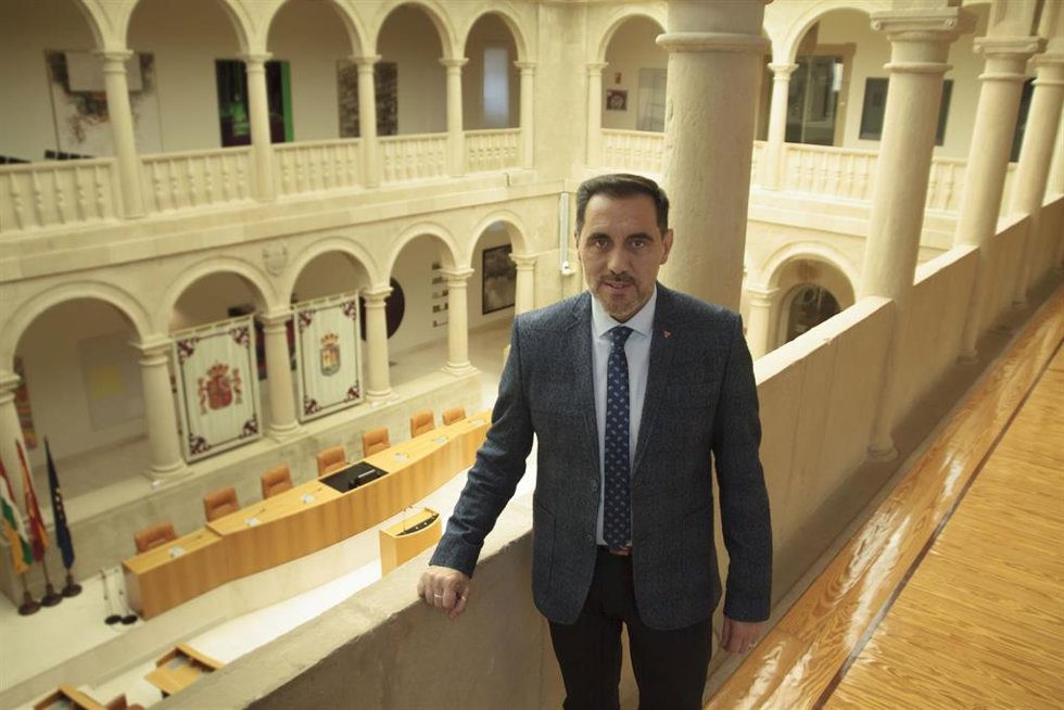 Archivo - El presidente del Parlamento de La Rioja, Jesús María García, posa tras su entrevista con Europa Press, en Logroño /La Rioja (España), a 20 de noviembre de 2019.