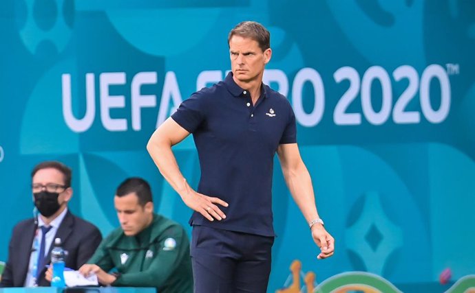 27 June 2021, Hungary, Budapest: Netherlands manager Frank de Boer reacts on the sidelines during the UEFA EURO 2020 round of 16 soccer match between Netherlands and Czech Republic at the Puskas Arena. Photo: Robert Michael/dpa-Zentralbild/dpa