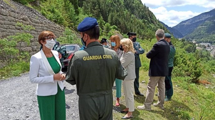 La directora general de la Guardia Civil, María Gámez, se reúne con responsables del Servicio de Montaña en el Pirineo de Huesca.