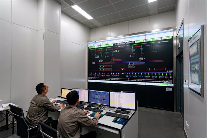 Photo: Staff of State Grid Suzhou Power Supply Company starts power transmission of No. 1 converter valve for Pangdong central station on June 29, 2021 in Suzhou, east China's Jiangsu province.