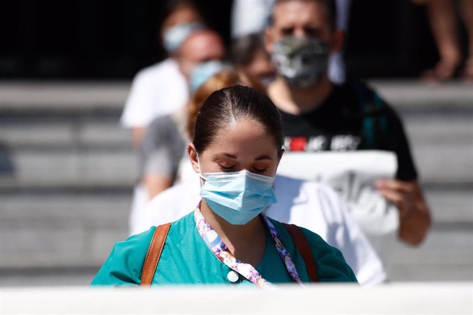 Archivo - Una trabajadora sanitaria durante la concentración convocada donde decenas de celadores se congregado a las puertas del Hospital 12 de Octubre, tras ser excluidos de la catalogación de personal de riesgo. En Madrid, (España), a 13 de agosto de