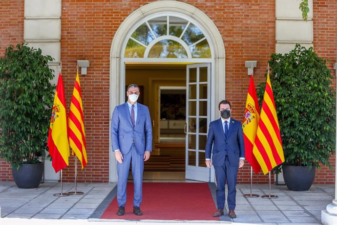 Salutació entre el president del Govern espanyol, Pedro Sánchez, i el president de la Generalitat, Pere Aragons