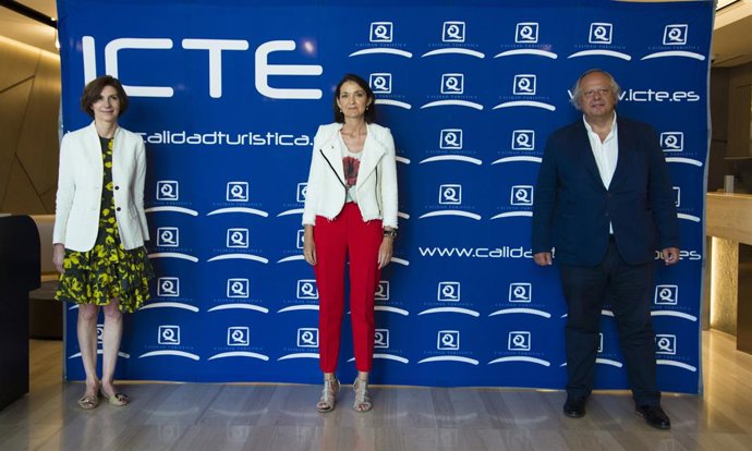 Archivo - Entrega de las Banderas Q y "Safe Tourism Certified".