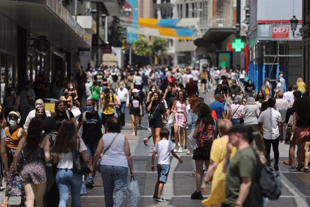 Un grupo de personas camina en el centro de la capital, a 28 de junio de 2021, en Madrid, (España).