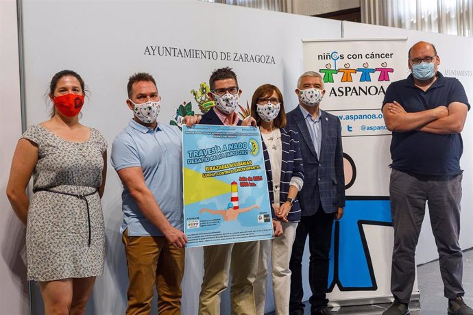 Presentación en el Ayuntamiento de Zaragoza de la iniciativa Brazadas solidarias, que propone el reto de sumar 6.000 kilómetros a nado para luchar contra el cáncer infantil.