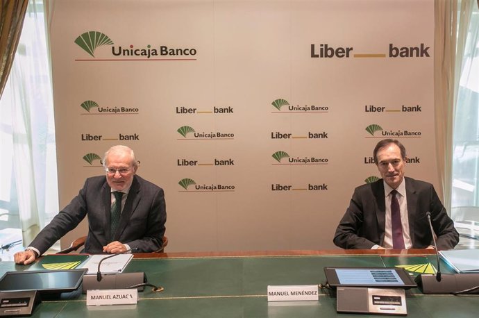 Archivo - Manuel Azuaga (Unicaja) y Manuel Menéndez (Liberbank)