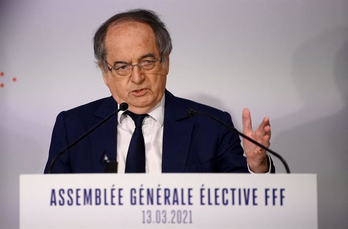 Archivo - 13 March 2021, France, Paris: Outgoing president of the French Football Federation (FFF) and candidate for the organization's presidency Noel Le Graet (C) delivers a speech prior to the presidential vote in Paris. Photo: Franck Fife/AFP/dpa
