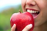 Foto: Los dentistas destacan la importancia de llevar una dieta saludable para mantener una "óptima" salud oral