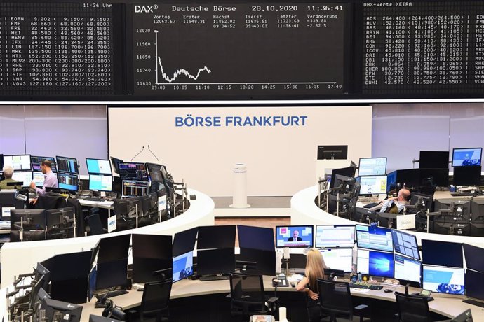 Archivo - 28 October 2020, Hessen, Frankfurt/Main: The Dax curve of the Frankfurt Stock Exchange shows falling prices. Photo: Arne Dedert/dpa