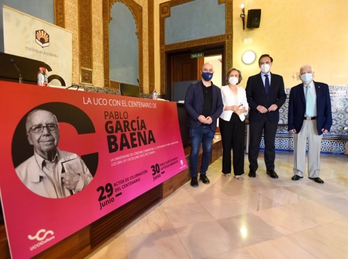 El rector de la UCO, José Carlos Gómez Villamandos (segundo por la dcha.), en la inauguración de los actos de homenaje a Pablo García Baena.