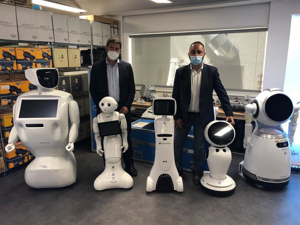 El Portavoz De Transformación Digital Del Grupo Popular, Juan Luis Pedreño (I) Y El Portavoz Adjunto En Dicha Materia, Mario Cortés (D) Durante Una Visita A La Empresa Casual Robots En Madrid.