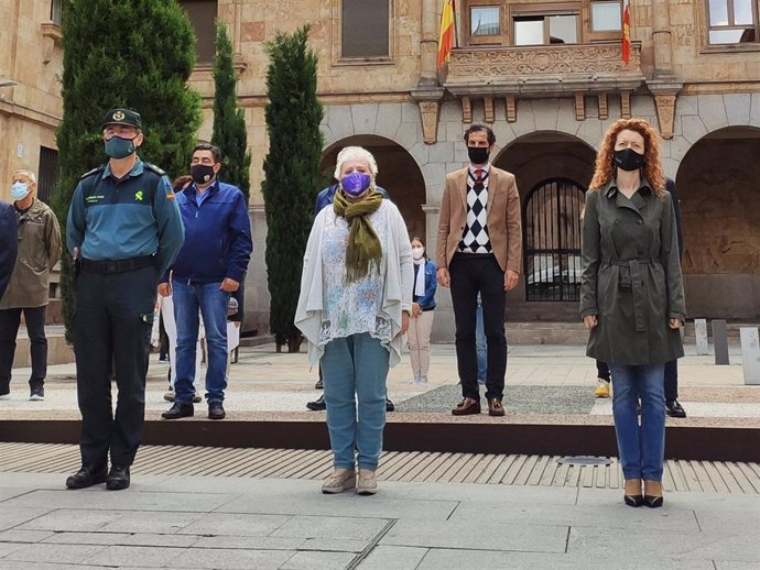 La subdelegada del Gobierno en Salamanca, Encarnación Pérez (centro), el pasado miércoles en un minuto de silencio.