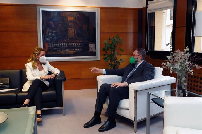 El presidente del Principado de Asturias, Adrián Barbón, y la portavoz parlamentaria y presidenta del PP de Asturias, Teresa Mallada, durante su reunión en la sede de la Presidencia del Gobierno.