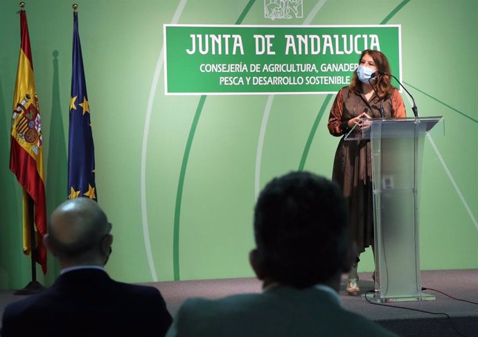 La consejera andaluza de Agricultura, Carmen Crespo, presenta los recursos movilizados para modernizar y ganar eficiencia en los regadíos