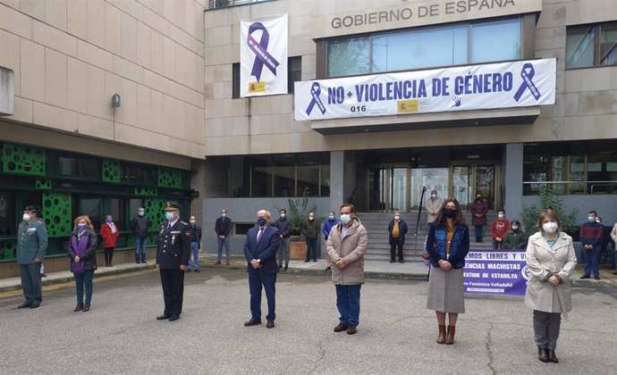 Archivo - Imagen de archivo de una concentración de repulsa contra la violencia de género ante la Delegación del Gobierno en Castilla y León.